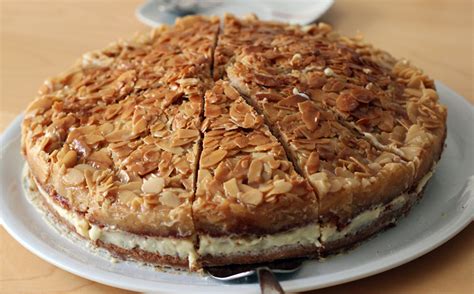 Bienenstich aus der Springform mit Vanillepuddingfüllung
