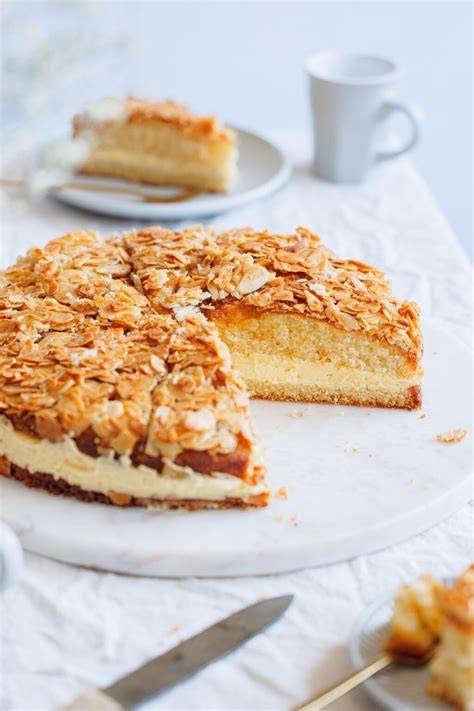 Bienenstich mit Mandeldecke und Paradiescreme auf Teller