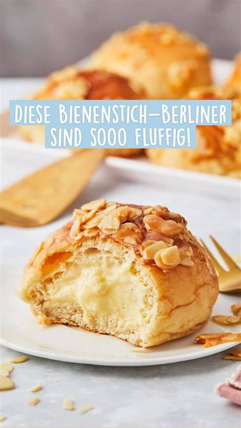 Bienenstich-Berliner mit Mandeldekor und Vanille-Sahnefüllung