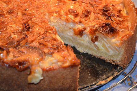 Bienenstichhaube mit Mandelblättchen auf Apfelkuchen