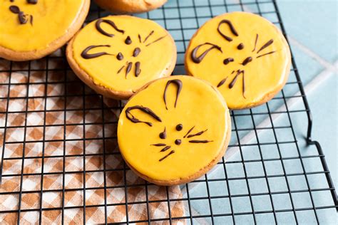 Bienenwaben-Kekse mit gelbem Zuckerguss