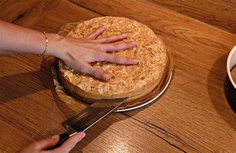 Bierdose sicher im Kuchen befestigen
