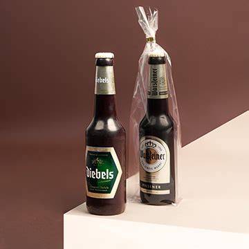 Bierflasche aus Schokolade als Geschenk, mit Etikett und Deko