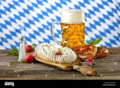 Biermaß, Breze und Bismarckheringssemmel auf einem Holztisch