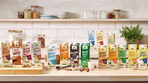 Bild: Auswahl pflanzlicher Milchalternativen (Sojadrink, Haferdrink, Mandeldrink)