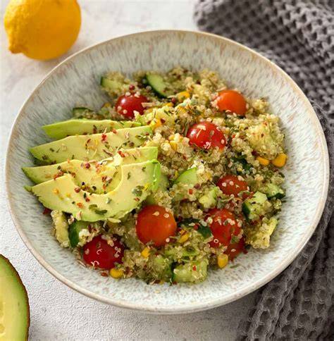 Bild: Bunter Sommersalat mit Avocado und Quinoa