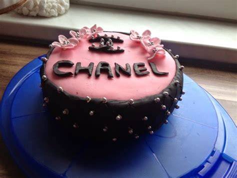Bild: Chanel Torte mit schwarzem Fondant und pinken Fondant-Blüten