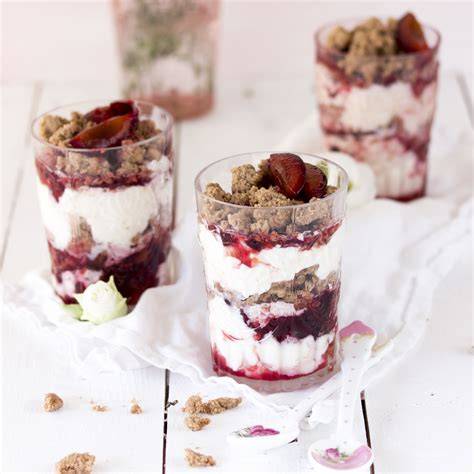 Bild: Dessert im Glas mit Zwetschgen und Creme