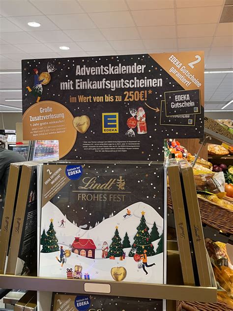 Bild: EDEKA Lindt Adventskalender Vorderseite und geöffnete Türchen mit Schokolade