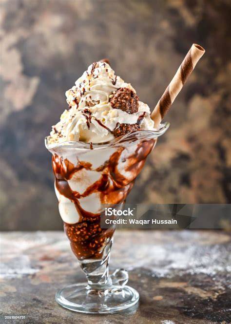 Bild: Eisgekühlter Schoko-Milchshake im Glas mit Strohhalm