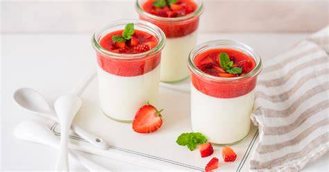 Bild: Erdbeer-Panna cotta mit Fruchtpüree