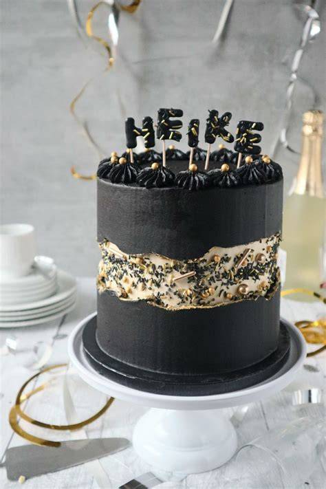 Bild: Fault Line Torte mit schwarzer Buttercreme und goldener Line
