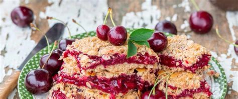 Bild: Fruchtiger Zwiebackkuchen mit Kirschen und Mandeln