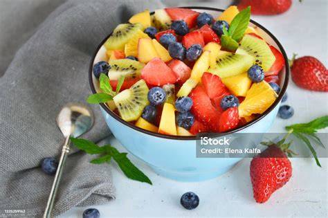 Bild: Fruchtmischung Apfel Kiwi Karotte in Schüssel