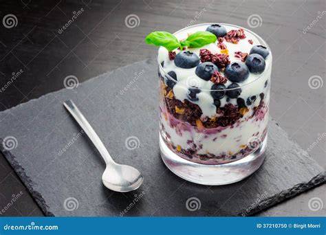 Bild: Gesunde Dessertalternativen (Jogurt, Beeren, Nüsse)