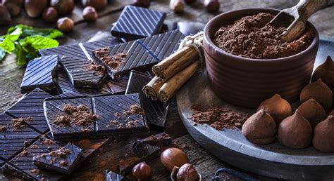 Bild: Gesunde Snack-Alternativen zu Schokolade (Nüsse, Obst, dunkle Schokolade)