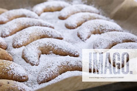 Bild: Halbmondförmige Vanillekipferl auf Backpapier