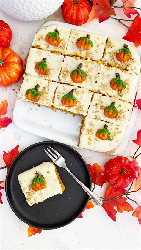 Bild: Kürbis-Schoko-Kuchen vom Blech, fertig verziert mit Frischkäse-Frosting