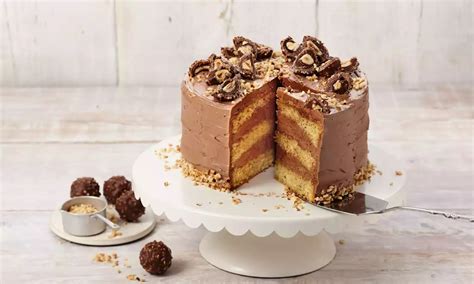 Bild: Kleine Rocher-Torte mit Cremeschichten, Rocher-Dekor und Nussrand