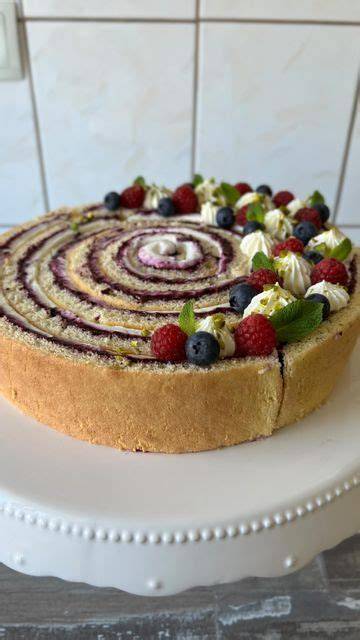 Bild: Lillet-Käsekuchen im Stil einer Wickeltorte mit fruchtigem Topping