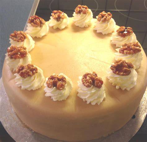 Bild: Marzipan-Sahne-Torte fertig dekoriert