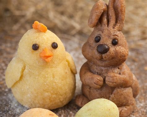 Bild: Marzipanfiguren und Dekorationen in Arbeit