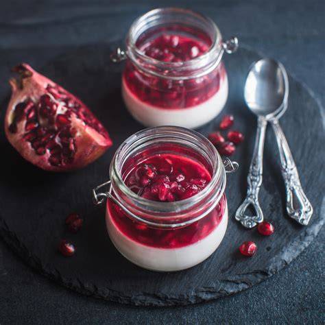 Bild: Orientalisches Dessert „hanim göbegi“ mit Granatapfel und Rosenwasser