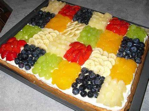 Bild: Patchwork-Kuchen mit buntem Obstbelag