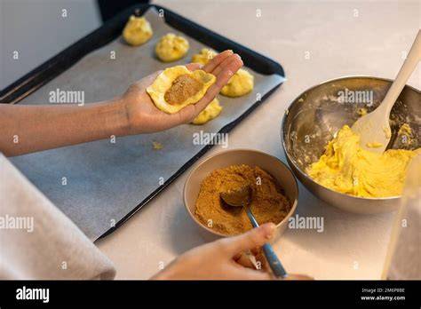 Bild: Schüssel mit Teig und Apfelstücken vor dem Backen