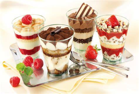 Bild: Schichtung des Desserts in Gläsern