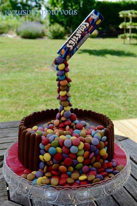 Bild: Smarties-Wasserfall auf einem Gravity Cake