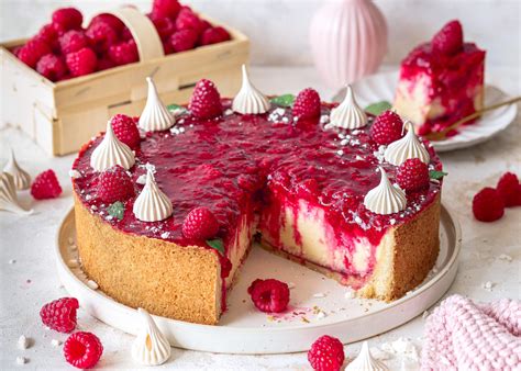 Bild: Stück Käsekuchen mit Himbeerspiegel