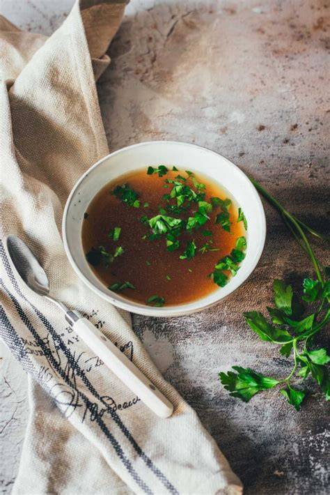 Bild: Suppe mit Trüffelöl, Petersilie und Parmesanraspeln bestreut