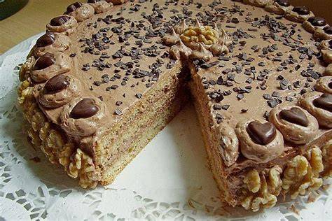 Bild: Torte mit Nougatcreme, Haselnusskrokant und Kakao-Decke