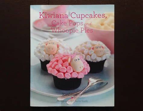 Bild: Vielfalt von Partykuchen - Cupcakes, Cake-Pops, Whoopie