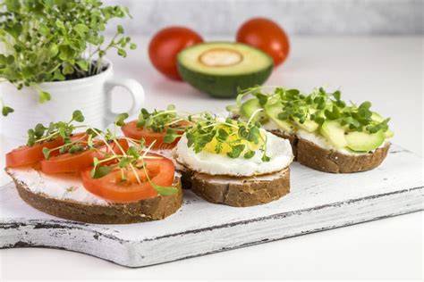 Bild: Vollkorntoast mit Quark und Johannisbeergelee, garniert mit Clementinenfilets