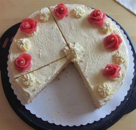 Bild: fertig dekorierte Buttercremetorte mit Fruchtdeko