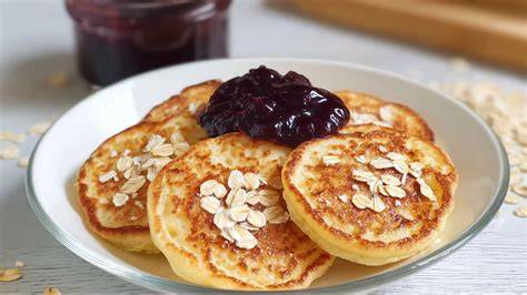 Bild: fertige Haferflocken-Pancakes mit Obsttopping