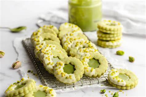 Bild: fertige Pistazien-Plätzchen mit weißer Kuvertüre