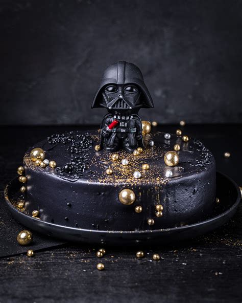 Bild: fertige Todesstern-Torte mit Darth Vader Kerze
