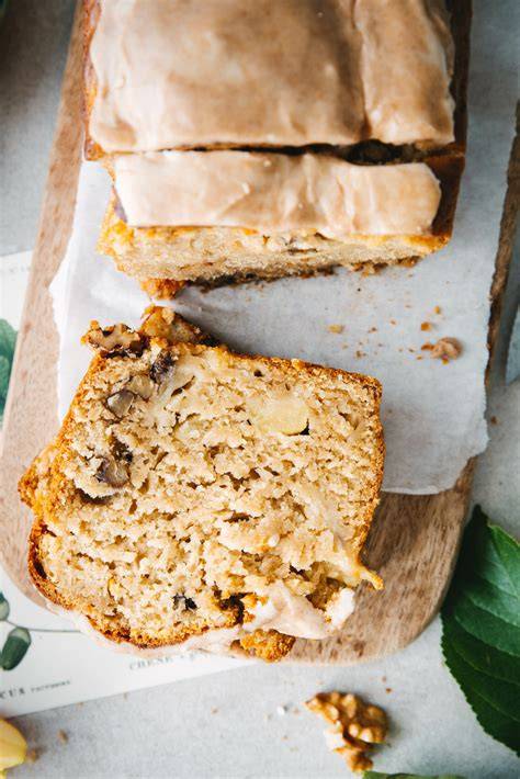 Bild: fertiger veganer Apfel-Haselnuss-Kuchen mit Zimtglasur (optional)