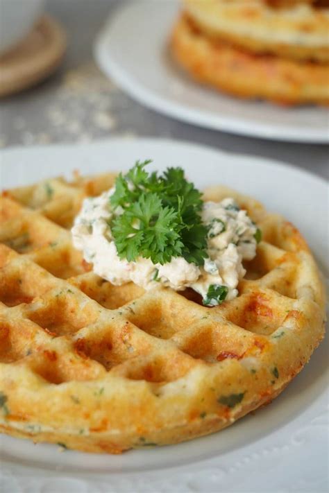 Bild: herzhafte Käsewaffeln mit Räucherlachs auf Brunch-Tisch