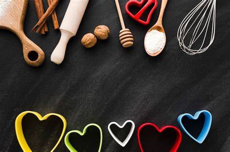 Bild einer bunten Kuchentafel mit Herzformen und Herbstdekoration