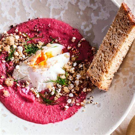 Bild einer veganen schwedischen Schichttorte mit Süßkartoffel-Hummus und Rote Bete Creme