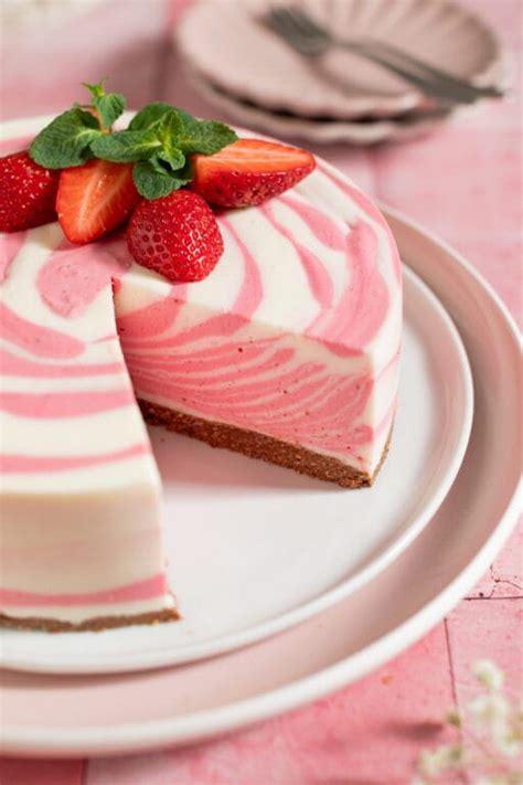 Bild eines Erdbeer-Zebra-C Cheesecake mit Keksboden