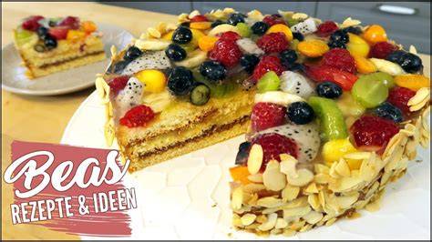 Bild eines Wiener Biskuitbodens mit Marzipanrand und buntem Obst
