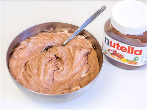 Bild eines zweibödig geschnittenen Tortenbodens mit Nutellacreme