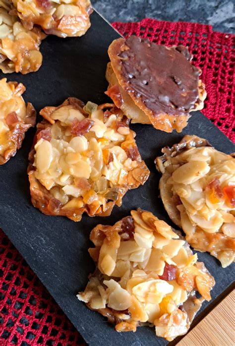 Bild von Lebkuchen auf Backoblaten mit kandierten Früchten und Mandeln