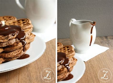 Bild von belgischen Schoko-Waffeln mit warmer Schokoladensauce