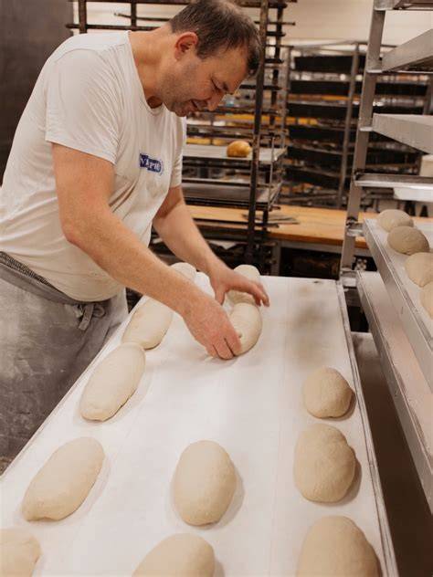 Bilder: Lebkuchenform mit Oblate und Teig - so entsteht die typische Kuppelform